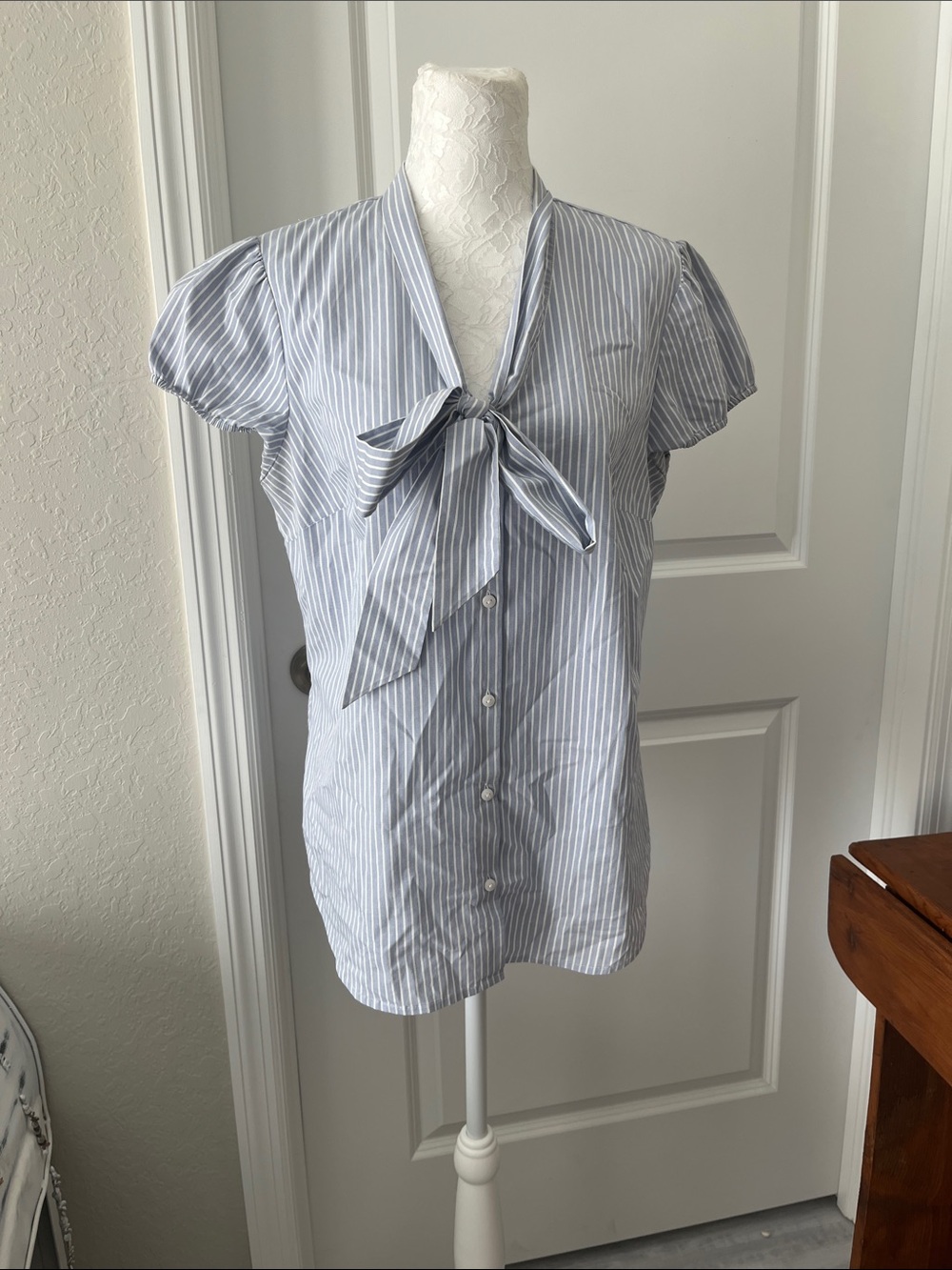 LOFT Blue & White Striped Tie-Neck Button-Down Blouse Slight Puff Sleeve NWOT